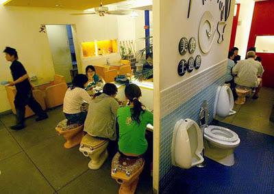 BTW Pisuārs ir vieta kur... Autors: RLBeats Restorāns ''Modern Toilet''