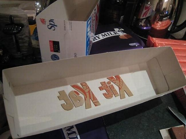 2 Izgriežam no kartona Kit Kat... Autors: pofig Kā uztaisīt mīlzīgu Kit Kat?