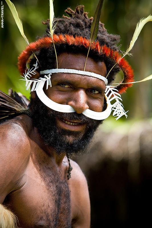 Как выглядит папуас. Племя мумбо юмбо. Папуасы новой гвинеи фото. Папуасы новой гвинеи. Дикари папуа новая гвинея.