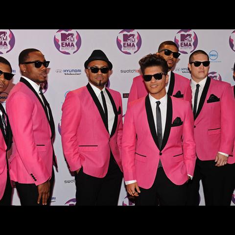Bruno Mars Ieguva 2balvas ... Autors: Kate2 Slavenības uz sarkanā paklāja Mtv EMA 2011