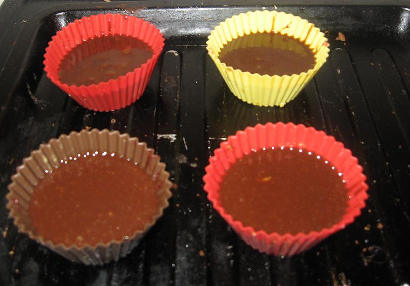 Masu liek formiņās cep... Autors: chocolates Karstās šokolādes kūciņas