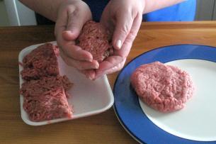 Šādi lūk jāsagriež gaļa un... Autors: Ta4hoo Kā uztaisīt garšīgu čīzburgeru!!!