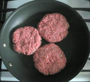 Kad panna ir uzkarsusi uzlej... Autors: Ta4hoo Kā uztaisīt garšīgu čīzburgeru!!!