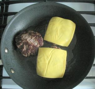 Pēc trim minūtēm no... Autors: Ta4hoo Kā uztaisīt garšīgu čīzburgeru!!!