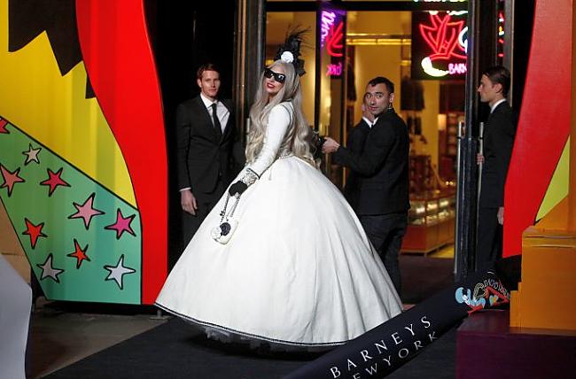  Autors: ToxicWolf Atklāta Lady Gagas darbnīca..