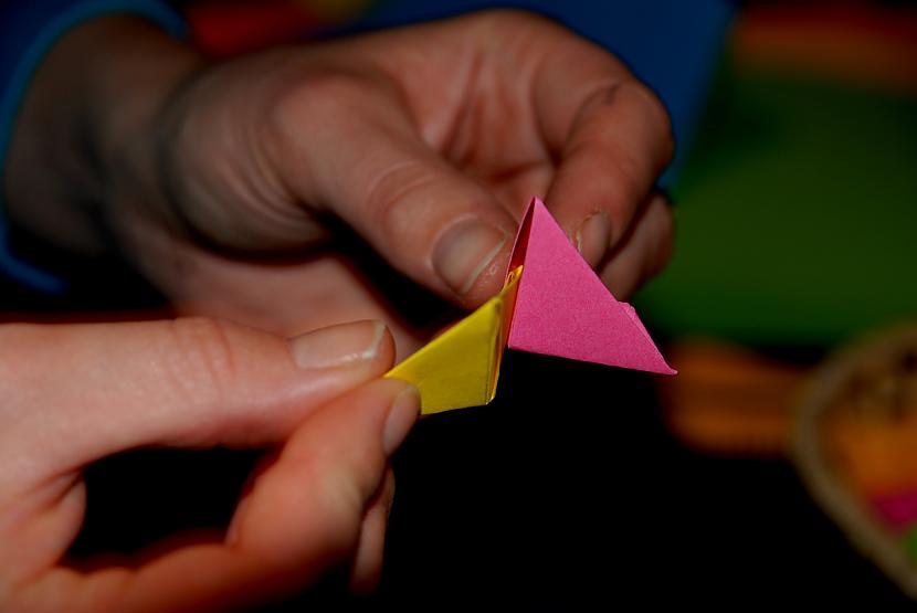 Kā norādīts attēlā lieciet... Autors: kaimiš666 Origami groziņa veidošana