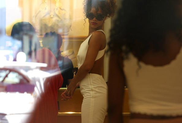 Autors: 8 Rihanna