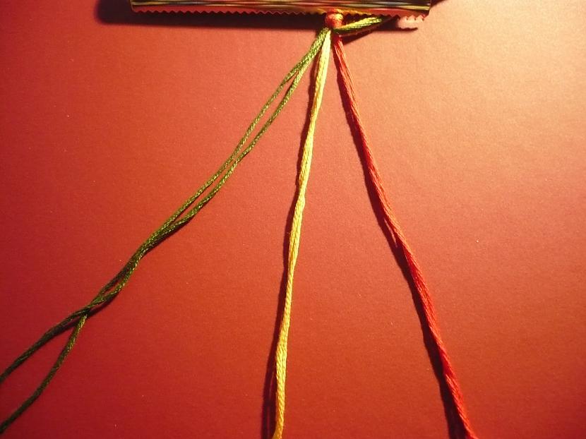 Tad vienu daļu sadalam trijās... Autors: Fosilija Friendship Bracelets:Kā uztaisīt thin multicolor bands?