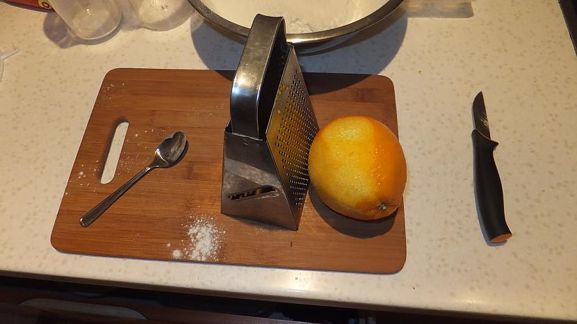 sarīvējam viena apelsīna mizu... Autors: zusis Labās piparkūkas