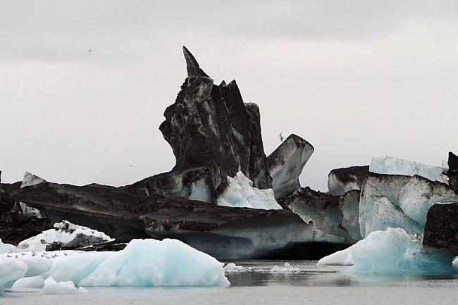 Aisbergs kurscaron pārklats ar... Autors: Drug Dealer 10 foto, kas satricināja pasauli 2011. gadā.