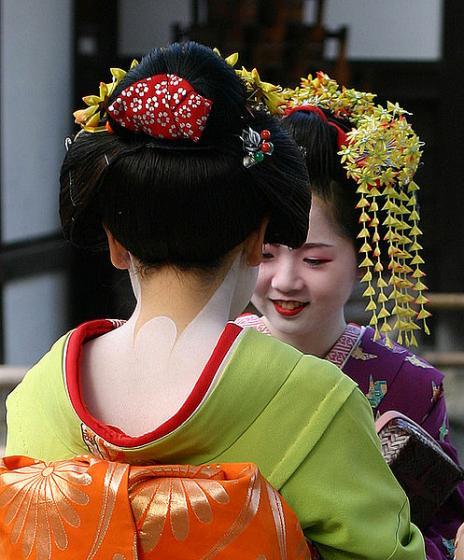Geiscaronas tērpi jeb kimono... Autors: elements 9 fakti par Geišām
