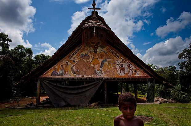 Uzceltā baznīciņa svētnīca Autors: BrikuLis Papua cilts.