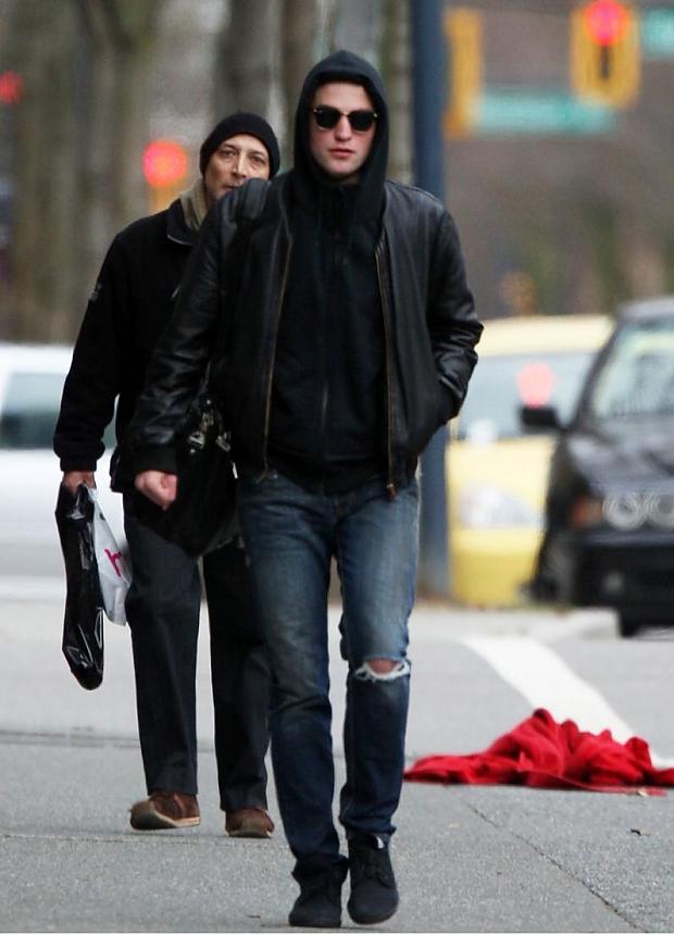 Piemēram Pattinsons lūdz... Autors: nomadaa ne vis ir tā kā izliekas!