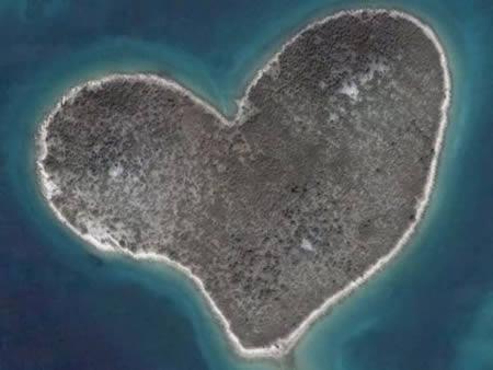 This heartshaped island in the... Autors: Fosilija 15 interesantākie google earth atradumi