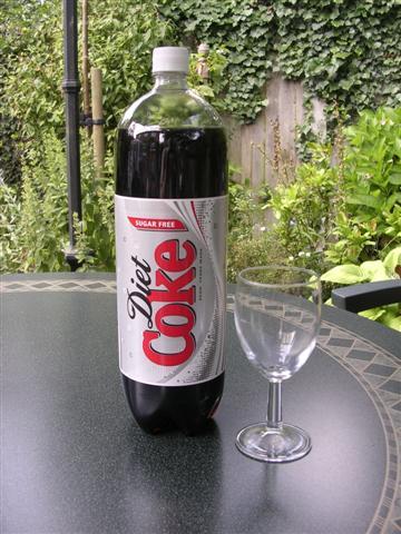 Dieetiskaa kola O Autors: SLEEPY Diet coke + mentos+dry ice...