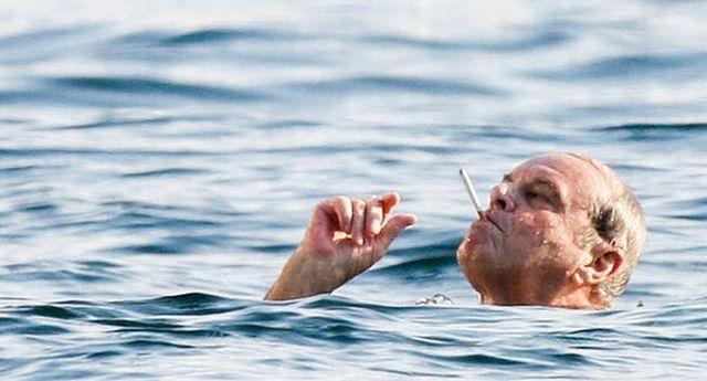 Jack Nicholson Smokes At Sea Autors: artyrs Smieklīgākā slavenības bilde 2009