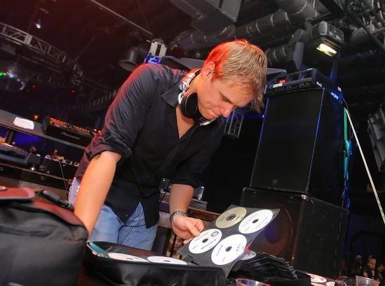  Autors: Kiky Armin van Buuren-Priekšmanis viens no labākajiem Dj