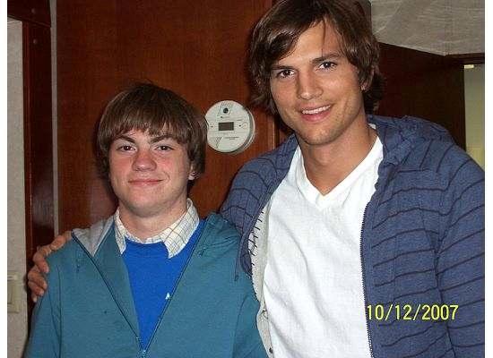  Autors: UglyPrince Ashton Kutcher