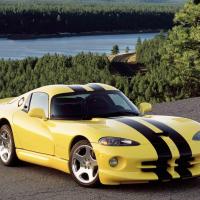 kruts,atrs un dzeltens dodge viper