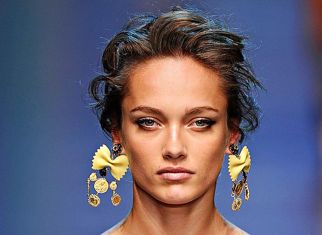 Bilde no modes skates kurā... Autors: smieklinjsh Dolce & Gabbana auskari pašas rokām