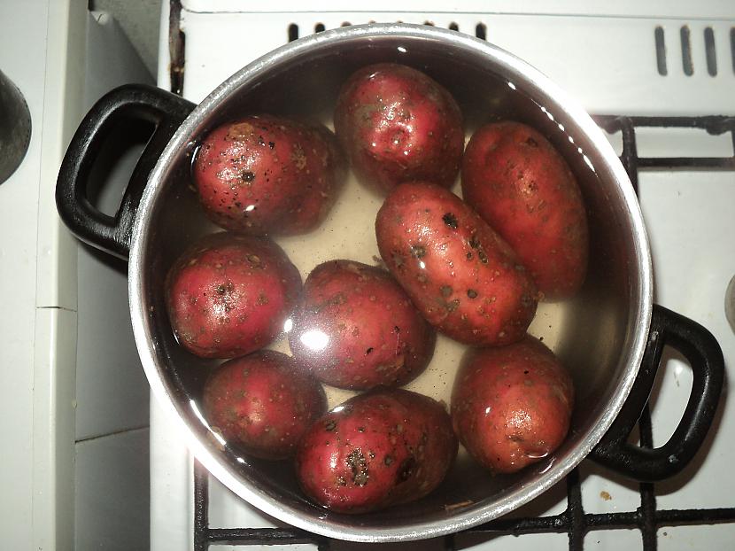 Kartupeļus sametam katlā... Autors: MUTESPRIEKS Kad gribās ēst.. #7