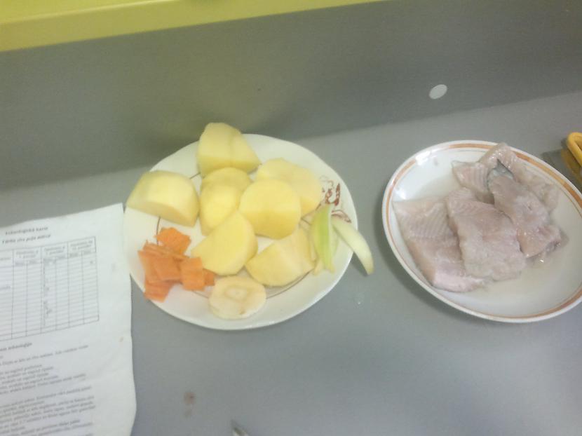 Te jau redzami visi notīrītie... Autors: KaaMiS13 Vārīta zivs poļu mērcē ar vārītiem kartupeļiem.
