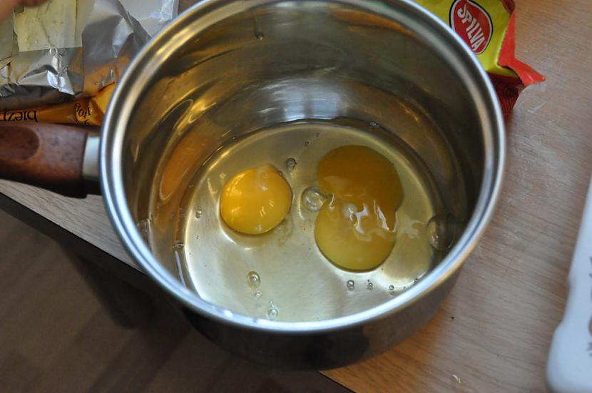 Iesitam traukā divas olas un... Autors: Nikon259 Ātrās pusdienas/vakariņas.!