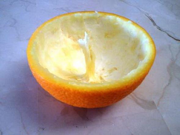 Tukšā puse apelsīna tagad... Autors: Saimons Kauels Kā Pagatavot Sveci No Apelsīna Mizas