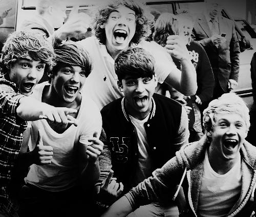 Sarunājoties viņi savas fanes... Autors: TheAnniene One Direction: A year In Making.