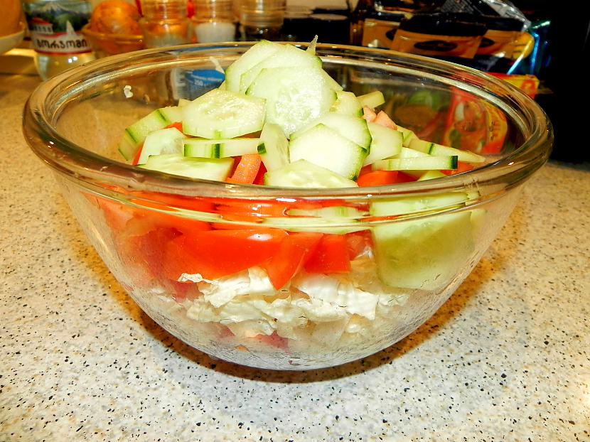 Sagriežam dārzeņus salātiemes... Autors: HiYum cepeškrāsnī cepti kartupeļi ar karbonādi un salātiem.
