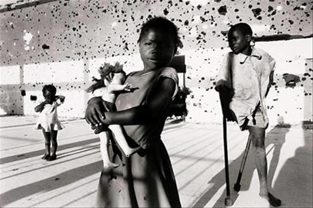 1996 gads Pilsēta Kuito Angolā... Autors: girlygirl Vienas no spēcīgākajām bildēm...