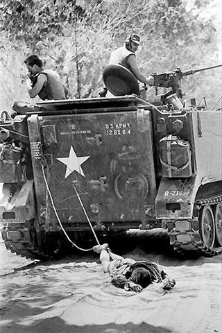 1966 gads Vjetnama 24... Autors: girlygirl Vienas no spēcīgākajām bildēm...