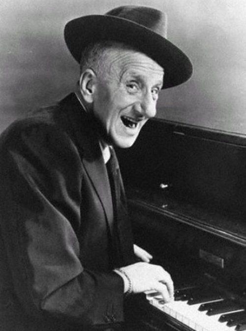 Jimmy Durante aktieris... Autors: RVO22 Visdārgāk apdrošinātās ķermeņa daļas slavenību vēs