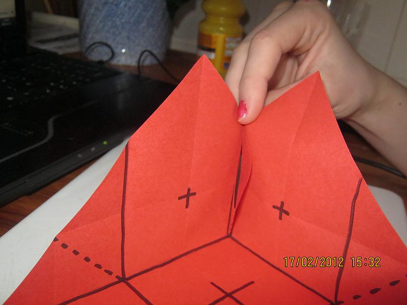 un trijstūriti vidū pa... Autors: xo xo gossip girl Origamī kastīte-soli pa solītim ^^