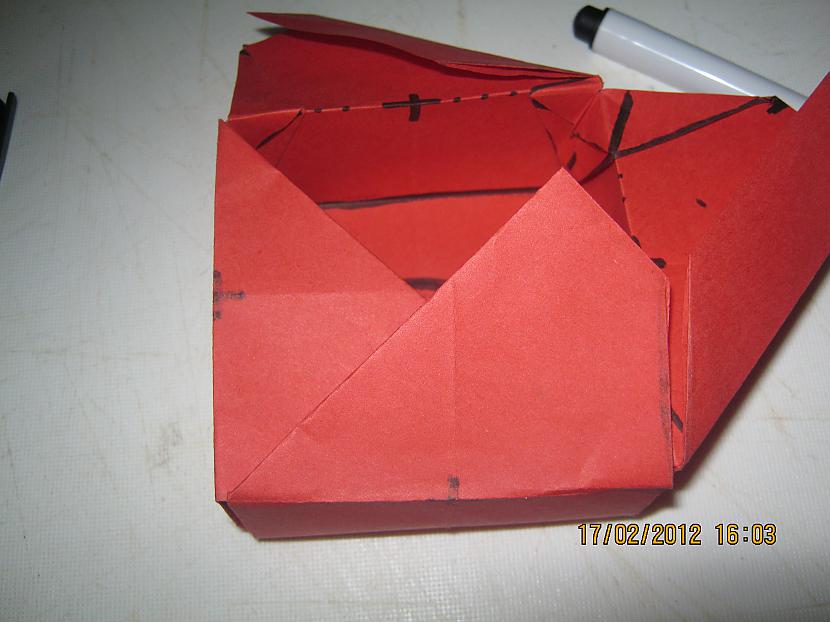 griežam kreiso sānu uz leju un... Autors: xo xo gossip girl Origamī kastīte-soli pa solītim ^^