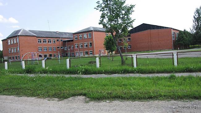 Bildē skola kurā mācās pāris... Autors: Fosilija Latvijas "spoku" pilsēta - Kuprava