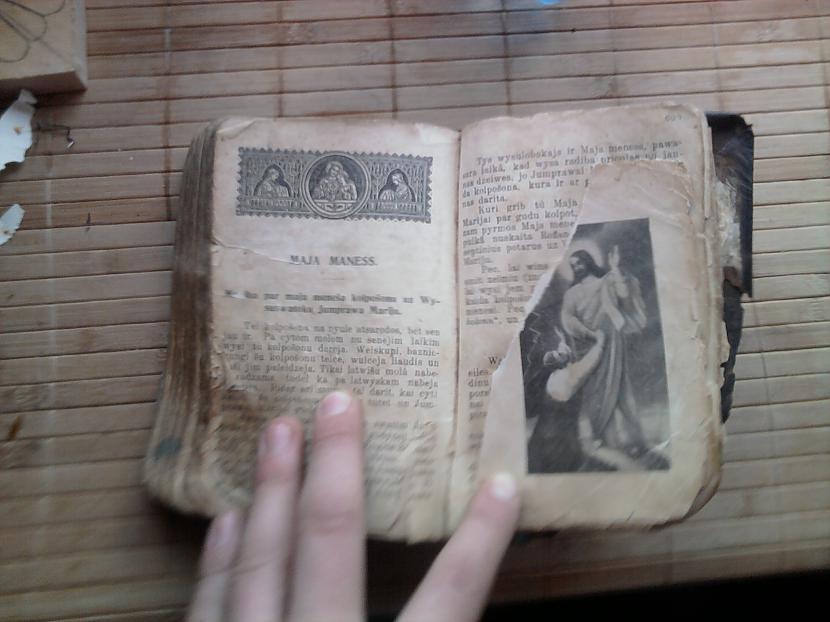 Nu lūk scaroneit ir ar... Autors: Fosilija 102 gadus veca Bībele manā skapī.