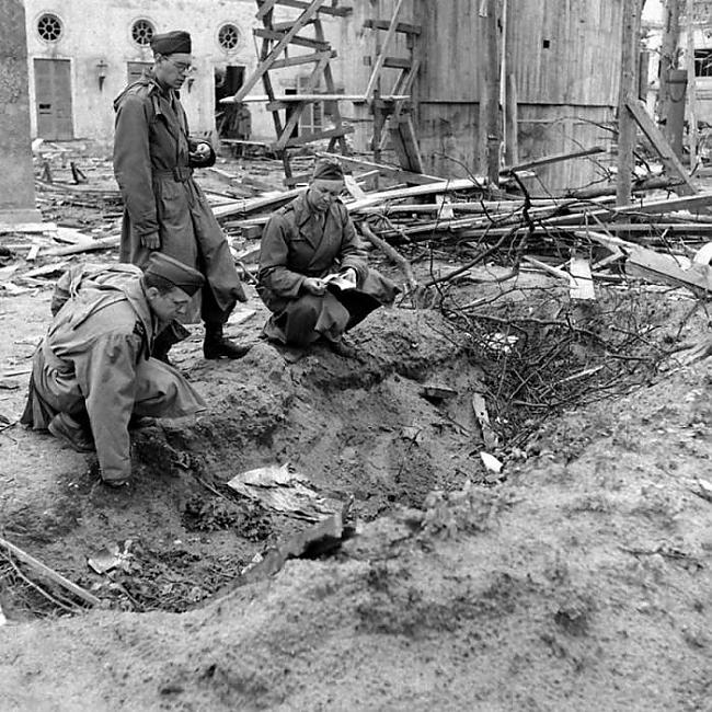 Foto redzamie žurnālisti pēta... Autors: Franziskaner Hitlera bunkurs 1945. gada aprīlī