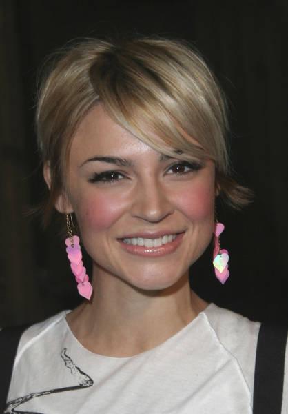   Autors: elizabeth22 Samaire Armstrong