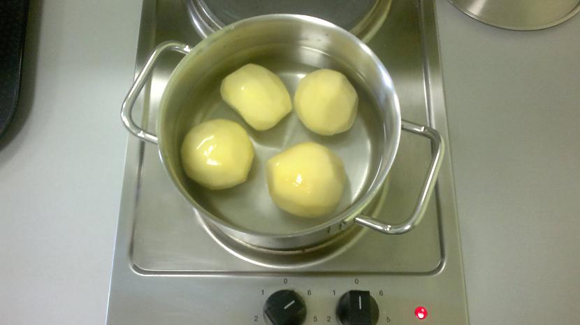 Nomizojam kartupeļus un liekam... Autors: KaaMiS13 KĀ SKOLĀ TAISA ĒST? [3] jeb Veidnē cepti kartupeļi ar m