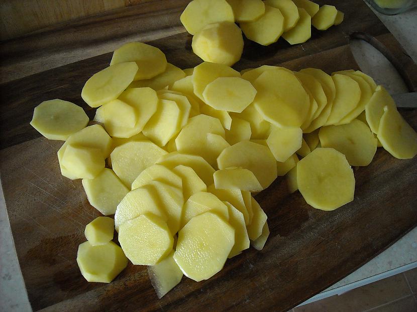 Ņemam 1kg nešķistošu... Autors: TrešdienasRīts Kartupeļu sacepums ar vistas fileju, ananasiem un bešamel