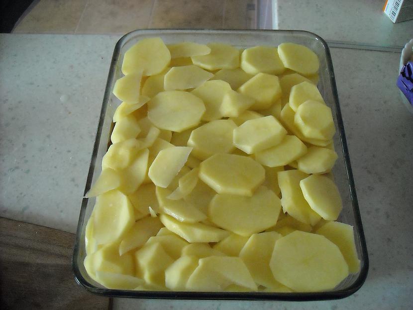 Pa virsu atkal kartupeļus Autors: TrešdienasRīts Kartupeļu sacepums ar vistas fileju, ananasiem un bešamel