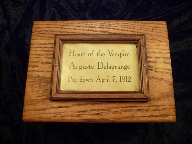 Kastīte ir sena lai gan nevis... Autors: Douglas eBay Vampīra sirds - FAKE