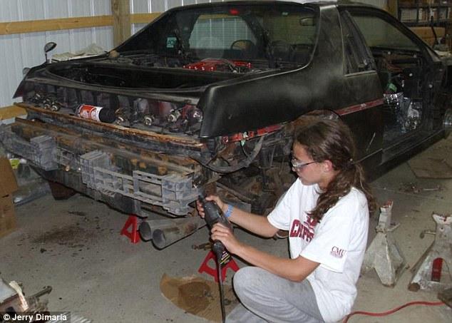 Pēctam kad tēvs piekrita... Autors: MJ 14 gadus veca meitene restaurē auto!