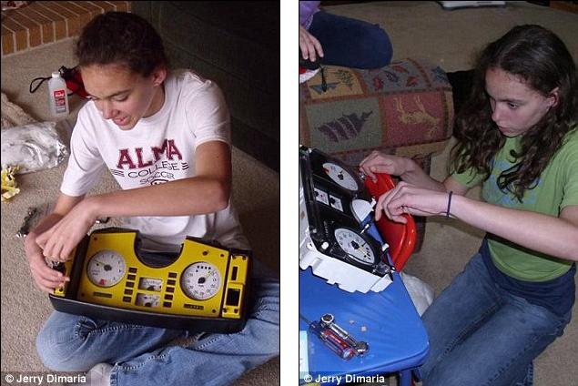 Ketrīna stādā pie auto paneļa... Autors: MJ 14 gadus veca meitene restaurē auto!