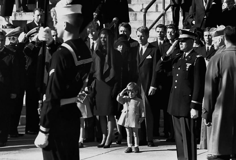 Džons F Kenedijs Jr salutē... Autors: Xmozarus 40 Sirdi plosošākie foto no pēdējiem 100 gadiem