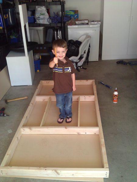  Autors: nolaifers Tēvs savam dēlam uzbūvē AT-AT gultu.