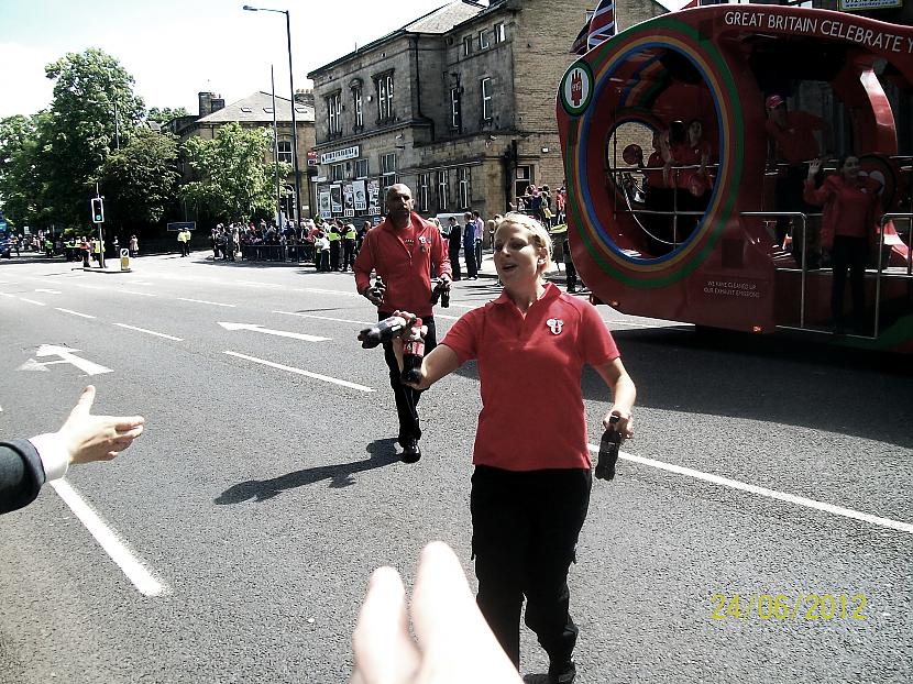 Šeit mums iedeva koliņu mazā... Autors: Kachiitis Olimpiskā lāpa Bradfordā, UK