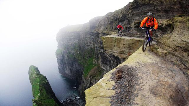 Moher klints Īrijā katru gadu... Autors: Mūsdienu domātājs Apskaties, kā izskatās pasaulē visnedrošākās vietas