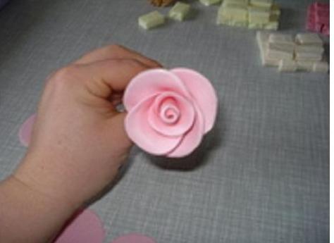 Lai sanāktu tāda roze Autors: arnoldins22 Ideāla dāvana, roze no konfektēm